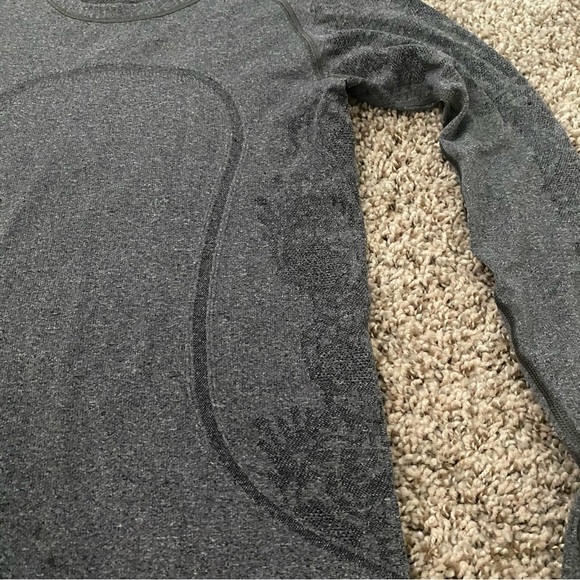 Lululemon Run: Swiftly Tech Long Sleeve Lace Design in Charcoal Gray Sz 4 - Picture 11 of 16